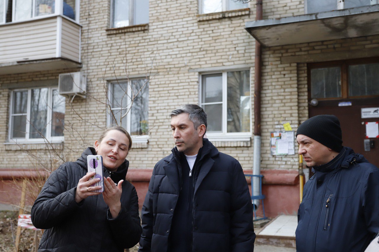 Первый заместитель главы городского округа Фрязино Нодар Бощеван в рамках обхода территории встретился с жителями домов № 8 по улице Центральная и № 2, 2а, 4 по улице Советская.