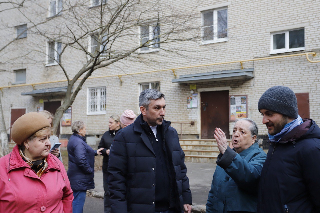Первый заместитель главы городского округа Фрязино Нодар Бощеван в рамках обхода территории встретился с жителями домов № 8 по улице Центральная и № 2, 2а, 4 по улице Советская.