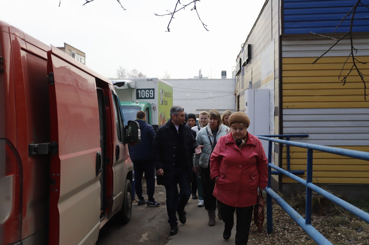 Первый заместитель главы городского округа Фрязино Нодар Бощеван в рамках обхода территории встретился с жителями домов № 8 по улице Центральная и № 2, 2а, 4 по улице Советская.