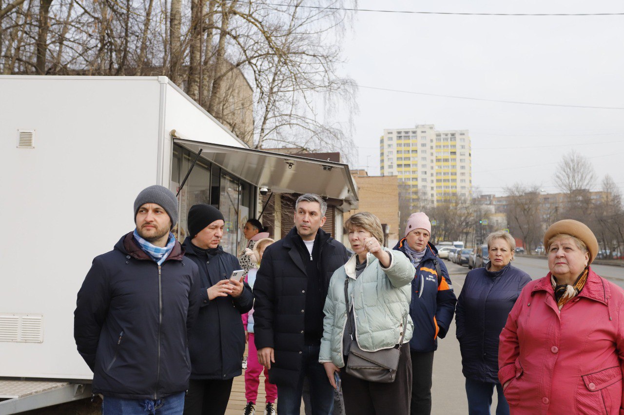 Первый заместитель главы городского округа Фрязино Нодар Бощеван в рамках обхода территории встретился с жителями домов № 8 по улице Центральная и № 2, 2а, 4 по улице Советская.
