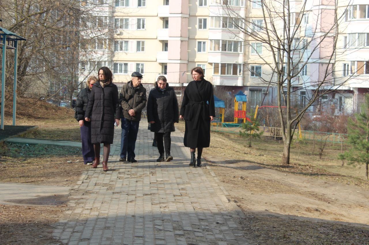Заместитель главы городского округа Фрязино встретилась с жителями, чтобы обсудить ремонт пешеходной дорожки.