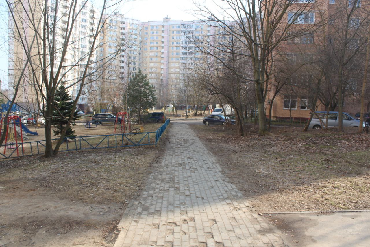 Заместитель главы городского округа Фрязино встретилась с жителями, чтобы обсудить ремонт пешеходной дорожки.