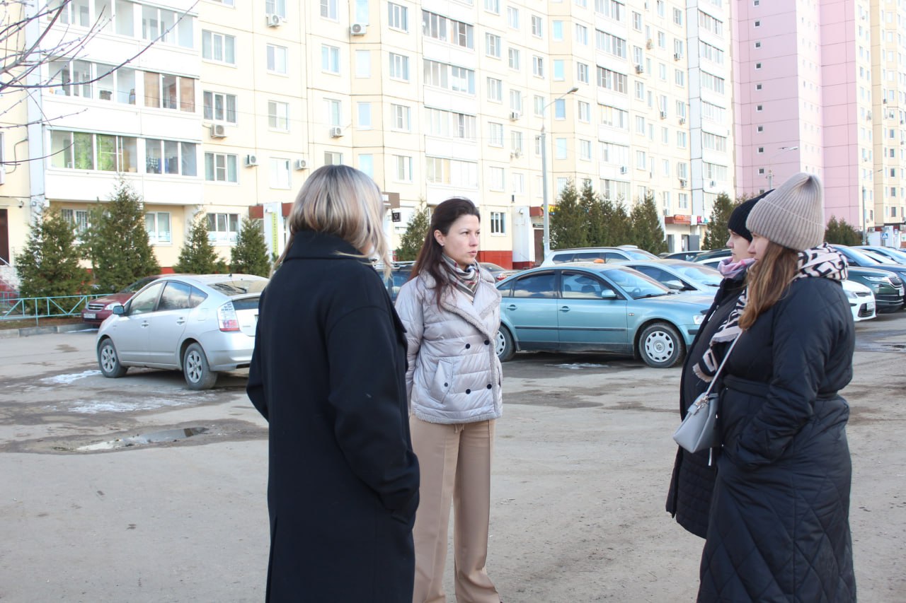 Заместитель главы городского округа Фрязино Наталья Силаева в рамках обходов закрепленных территорий встретилась с жителями дома 8 по улице Горького.