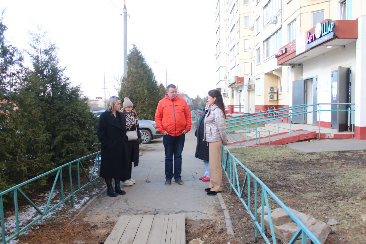 Заместитель главы городского округа Фрязино Наталья Силаева в рамках обходов закрепленных территорий встретилась с жителями дома 8 по улице Горького.