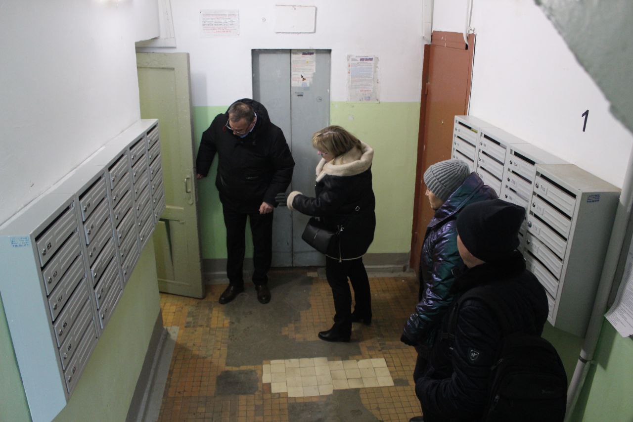 Начальник управления ЖКХ городского округа Фрязино Олег Фрибус встретился с жителями дома №3 по Проспекту Мира