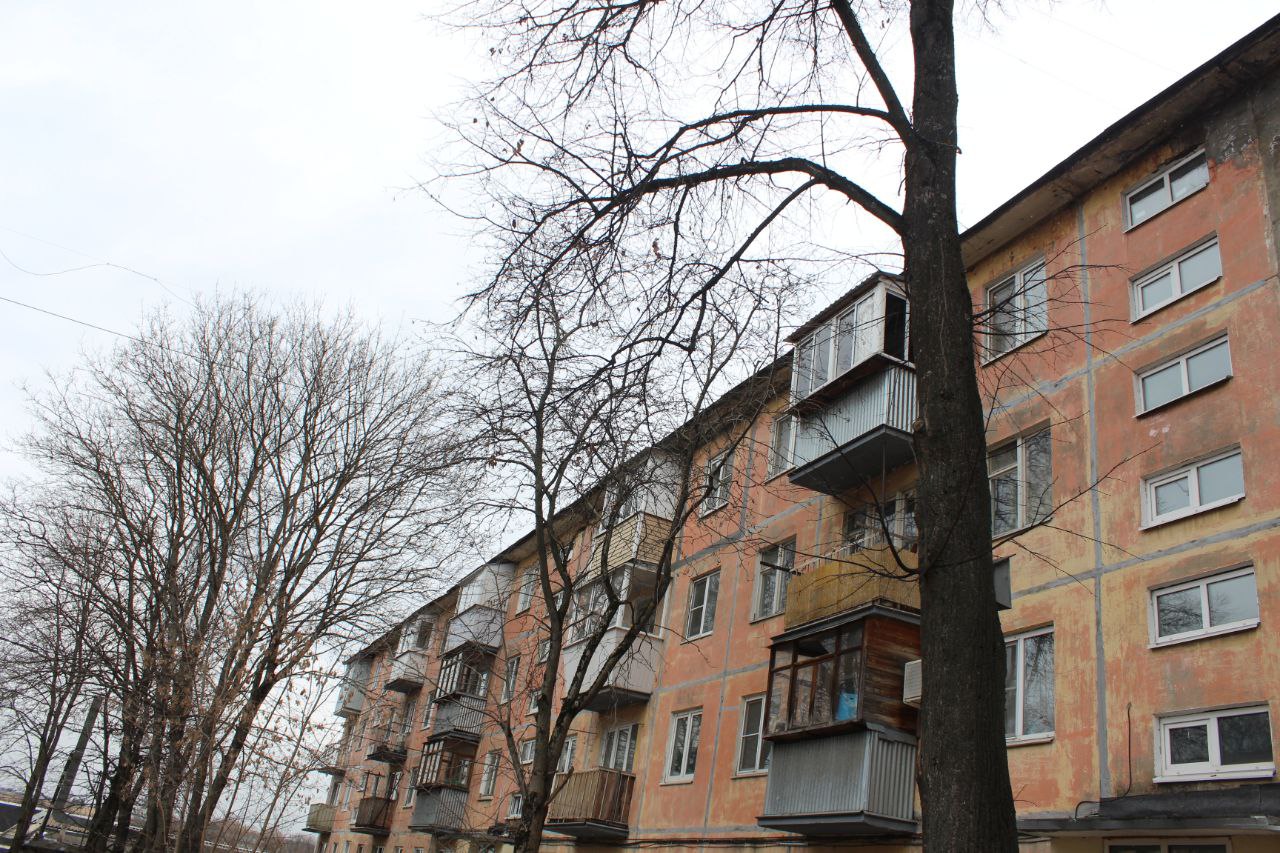 Начальник управления ЖКХ городского округа Фрязино Олег Фрибус вместе с коллегами и представителями управляющей компании встретился с жителями дома № 27 по улице Вокзальной.