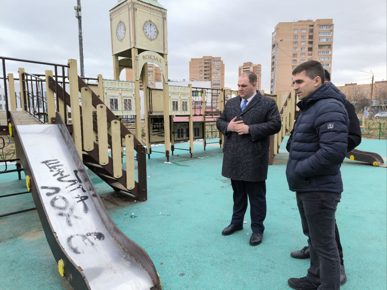 Заместитель главы городского округа Фрязино Артем Вольчак провел обход закрепленной территории по адресу ул. 60 лет СССР, д. 5, чтобы проверить качество работы коммунальных служб