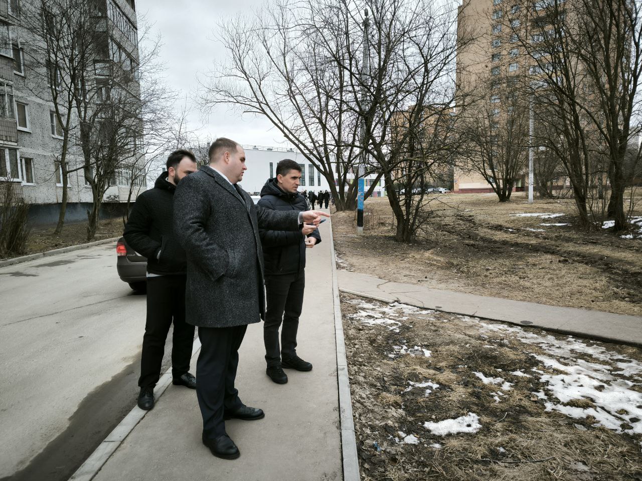 Заместитель главы городского округа Фрязино Артем Вольчак провел обход закрепленной территории по адресу ул. 60 лет СССР, д. 5, чтобы проверить качество работы коммунальных служб