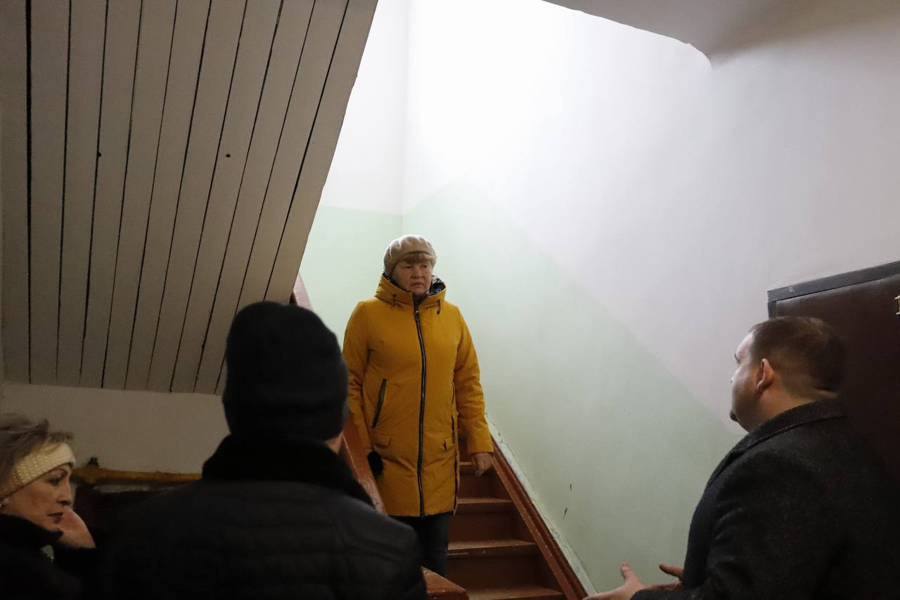 Сегодня заместитель главы городского округа Фрязино Артем Вольчак провел встречу с жителями домов 4, 6 и 6А по улице Институтской