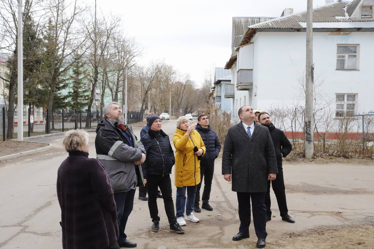 Сегодня заместитель главы городского округа Фрязино Артем Вольчак провел встречу с жителями домов 4, 6 и 6А по улице Институтской