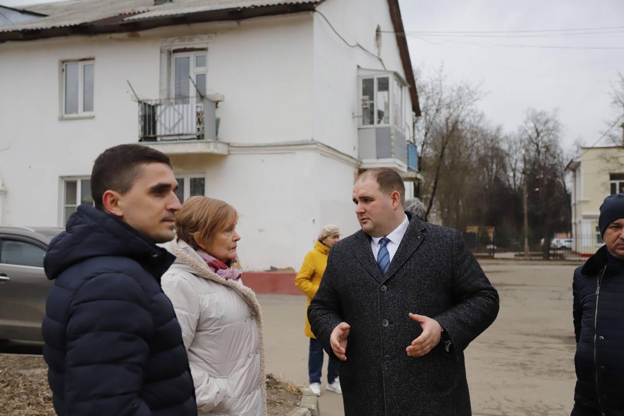 Сегодня заместитель главы городского округа Фрязино Артем Вольчак провел встречу с жителями домов 4, 6 и 6А по улице Институтской