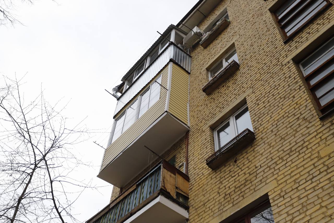 Сегодня заместитель главы городского округа Фрязино Артем Вольчак провел встречу с жителями домов 4, 6 и 6А по улице Институтской