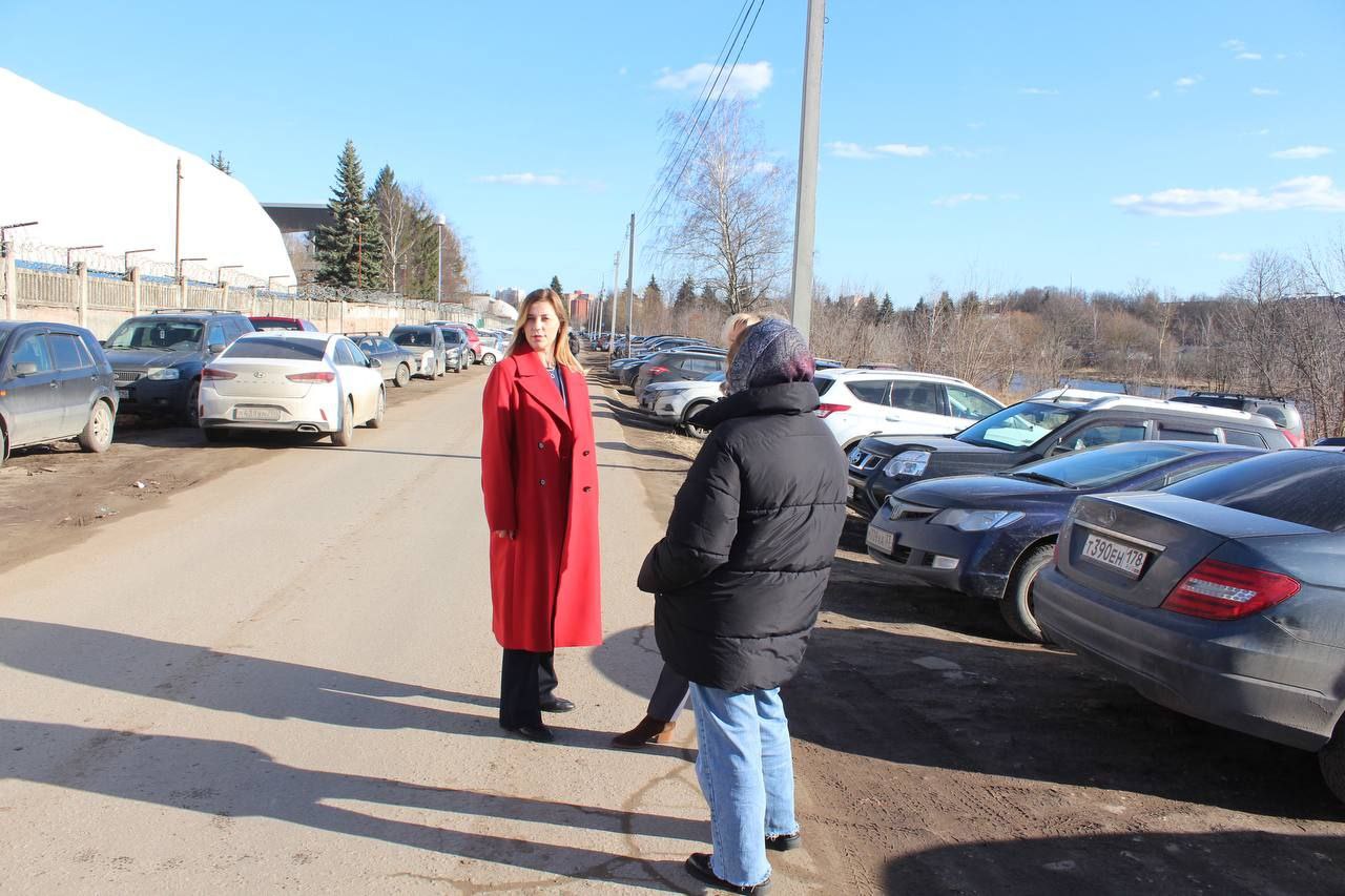 Наталия Князева, заместитель главы городского округа Фрязино, встретилась с жителями для обсуждения вопроса благоустройства парковки.