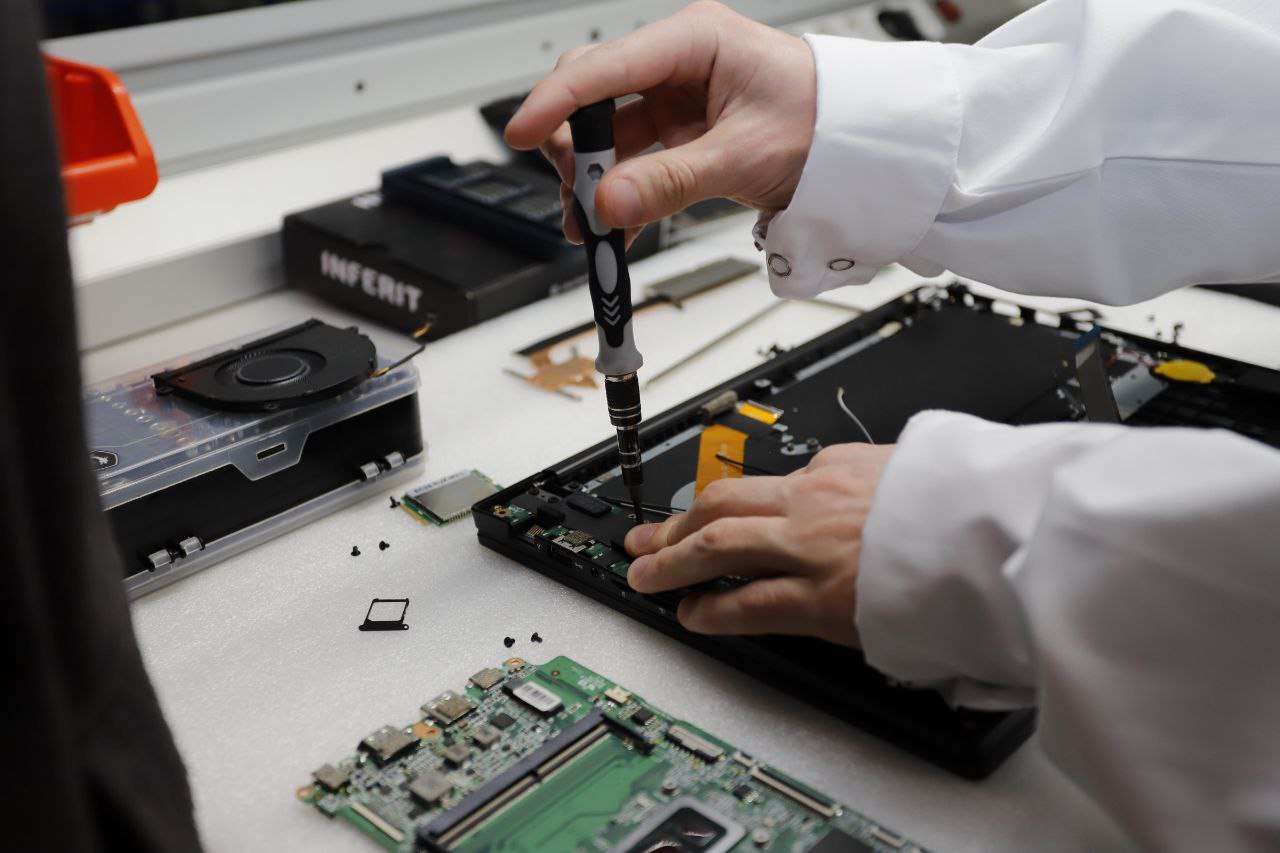 Школьники Наукограда погрузились в мир высоких технологий: экскурсия на завод &laquo;Инферит&raquo;