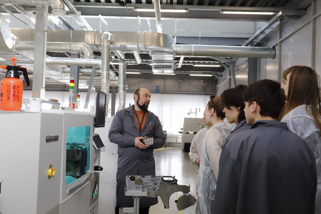 Школьники Наукограда погрузились в мир высоких технологий: экскурсия на завод &laquo;Инферит&raquo;