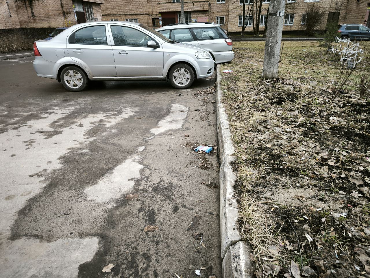 Начальник управления благоустройства, дорожного хозяйства и транспорта администрации городского округа Фрязино Павел Никишкин провел встречу с жителями дома 15 по улице Полевой.