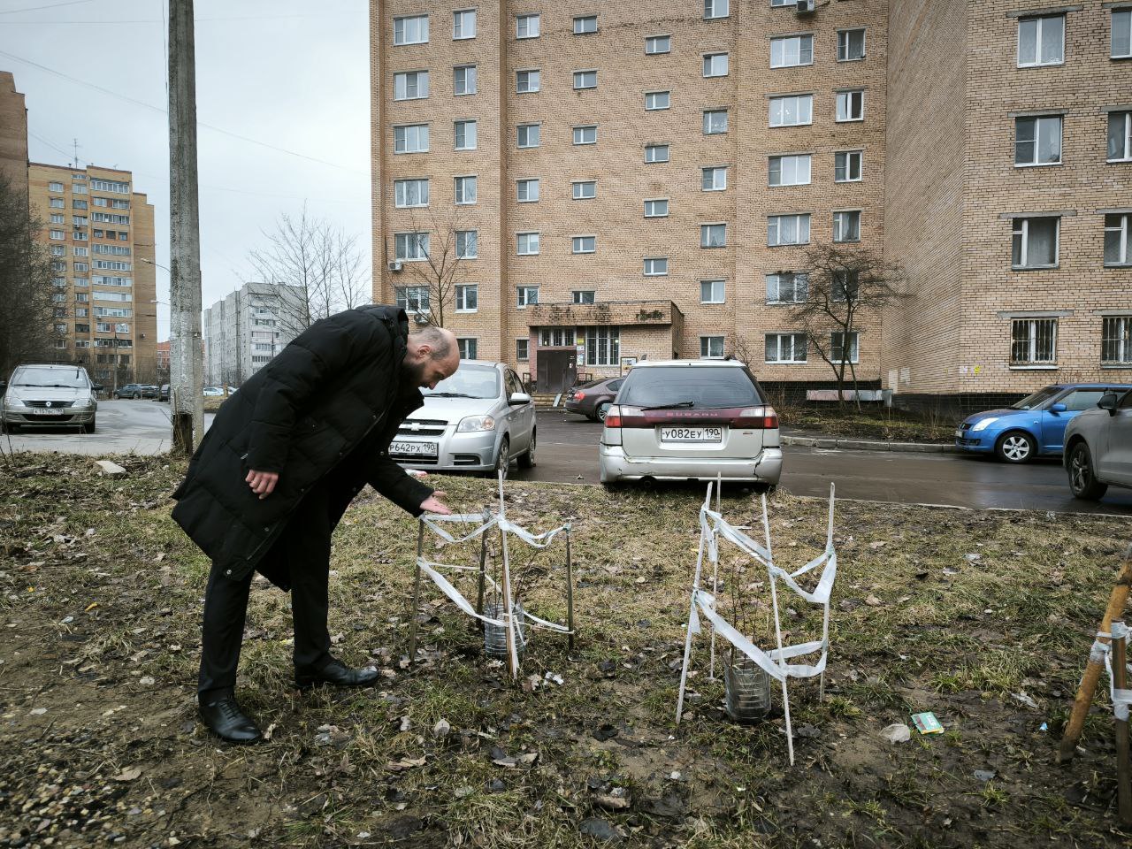 Начальник управления благоустройства, дорожного хозяйства и транспорта администрации городского округа Фрязино Павел Никишкин провел встречу с жителями дома 15 по улице Полевой.
