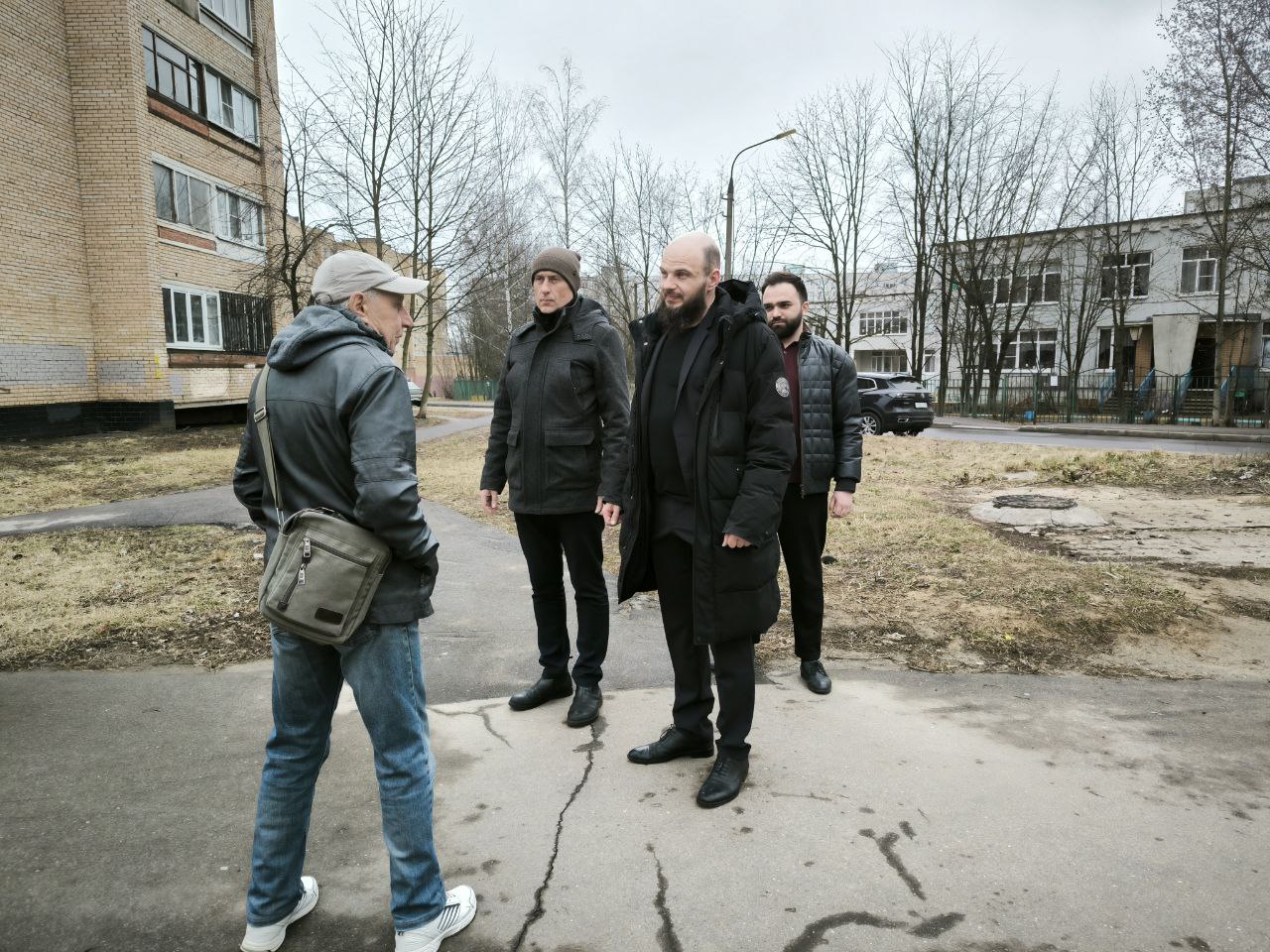 Начальник управления благоустройства, дорожного хозяйства и транспорта администрации городского округа Фрязино Павел Никишкин провел встречу с жителями дома 15 по улице Полевой.