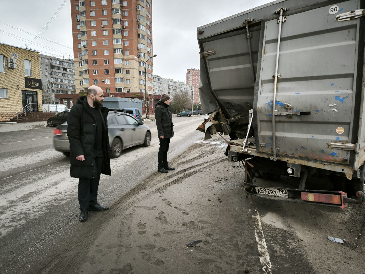 Начальник управления благоустройства, дорожного хозяйства и транспорта администрации городского округа Фрязино Павел Никишкин провел встречу с жителями дома 15 по улице Полевой.