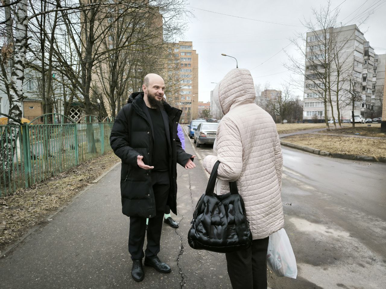 Начальник управления благоустройства, дорожного хозяйства и транспорта администрации городского округа Фрязино Павел Никишкин провел встречу с жителями дома 15 по улице Полевой.