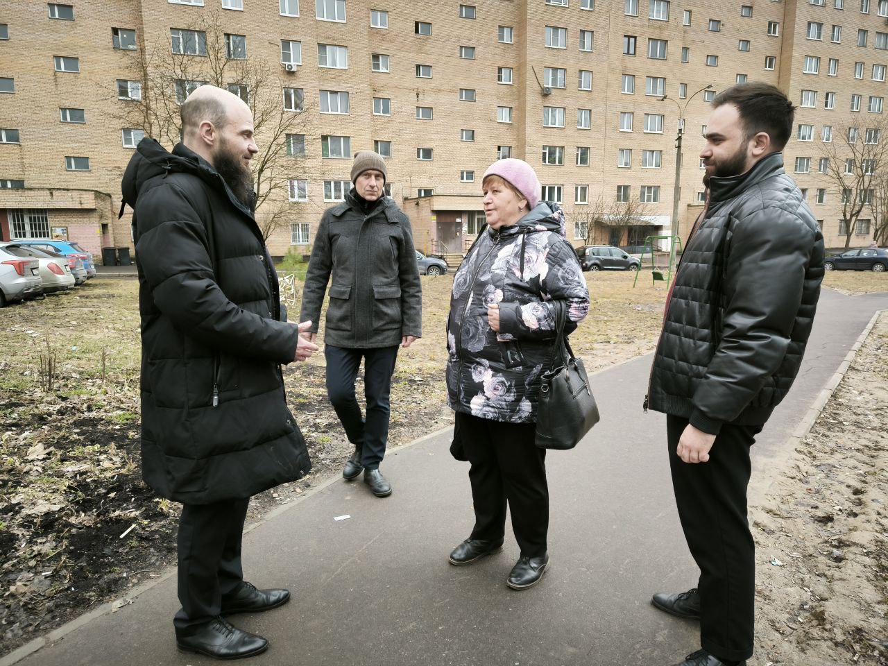 Начальник управления благоустройства, дорожного хозяйства и транспорта администрации городского округа Фрязино Павел Никишкин провел встречу с жителями дома 15 по улице Полевой.
