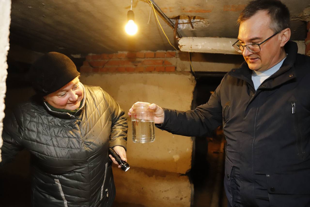 В рамках срочной выездной администрации начальник управления ЖКХ городского округа Фрязино Олег Фрибус, совместно с жителями города, проверил качество водоснабжения в доме 4/2 по проспекту Мира.