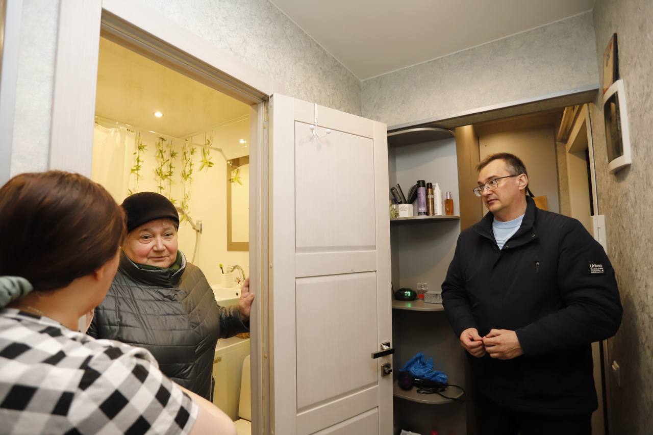 В рамках срочной выездной администрации начальник управления ЖКХ городского округа Фрязино Олег Фрибус, совместно с жителями города, проверил качество водоснабжения в доме 4/2 по проспекту Мира.