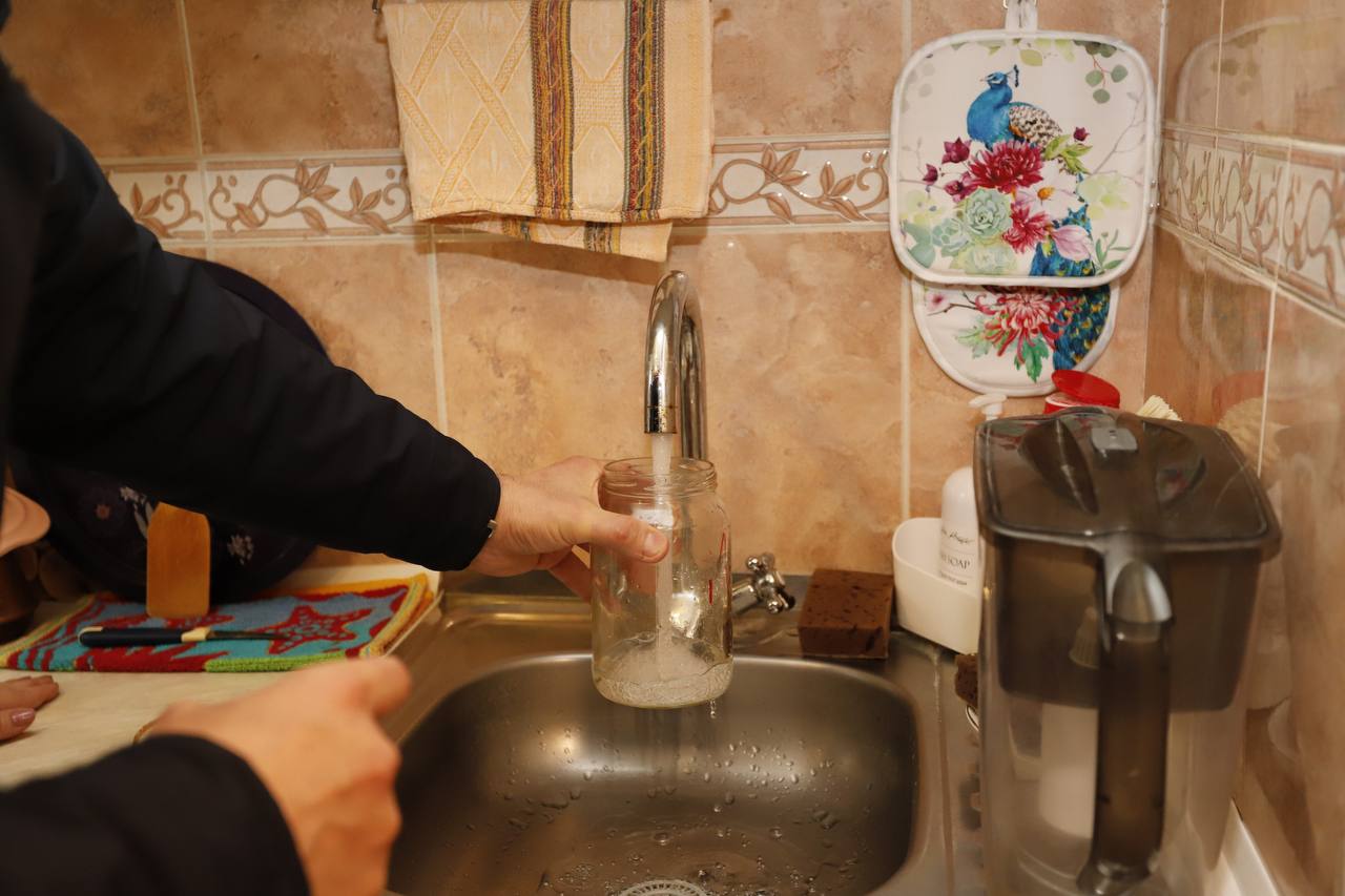 В рамках срочной выездной администрации начальник управления ЖКХ городского округа Фрязино Олег Фрибус, совместно с жителями города, проверил качество водоснабжения в доме 4/2 по проспекту Мира.