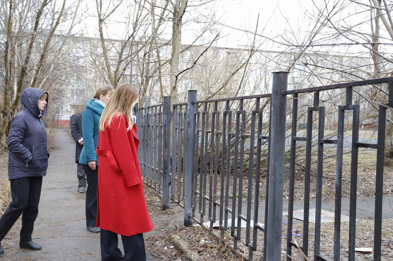 Наталия Князева объяснила жителям необходимость вырубки деревьев при ремонте гимназии во Фрязино