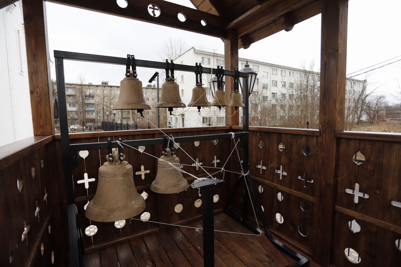 В нашем Храме Иконы Божией Матери «Державная» произошло особенное событие — сегодня была освящена звонница с колоколами