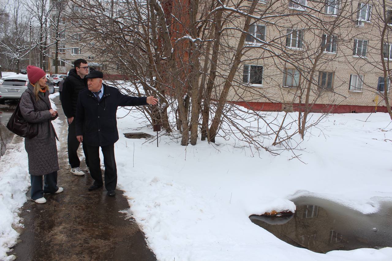 Сегодня заместитель главы городского округа Фрязино, Виктория Викторовна, провела встречу с жителями домов №25 и 27 по улице Нахимова.