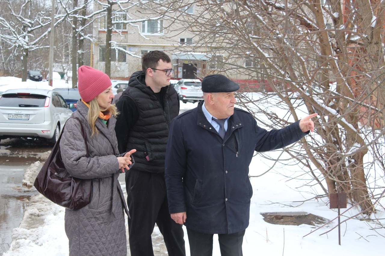 Сегодня заместитель главы городского округа Фрязино, Виктория Викторовна, провела встречу с жителями домов №25 и 27 по улице Нахимова.