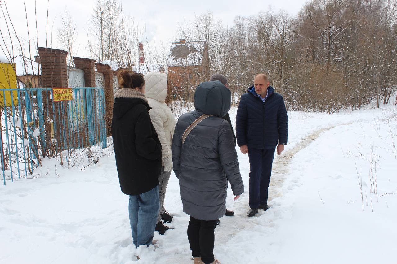 Заместитель главы городского округа Фрязино Антон Михайлович Тропин провел встречу с жителями дома №16 по улице Полевой в рамках традиционного обхода территорий