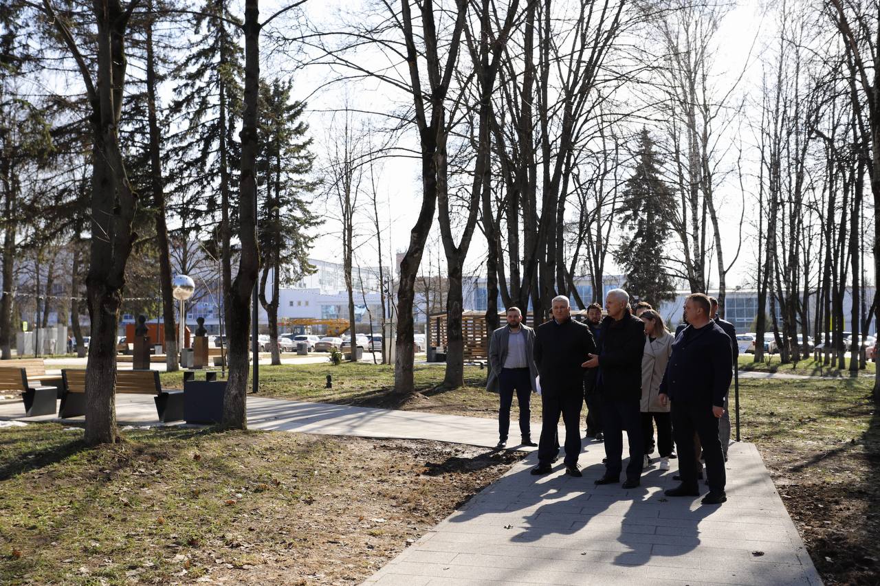 Площадь Победы во Фрязино готовится к юбилею: Сергей Горячев проверил содержание памятного места