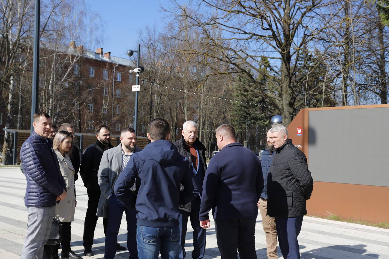 Площадь Победы во Фрязино готовится к юбилею: Сергей Горячев проверил содержание памятного места