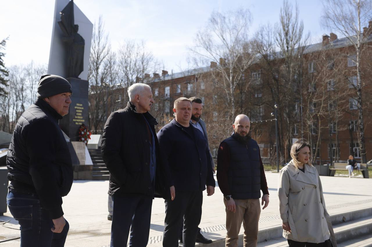 Площадь Победы во Фрязино готовится к юбилею: Сергей Горячев проверил содержание памятного места