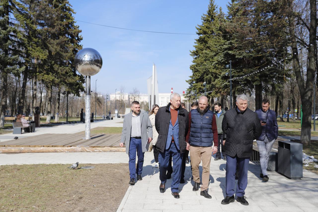 Площадь Победы во Фрязино готовится к юбилею: Сергей Горячев проверил содержание памятного места