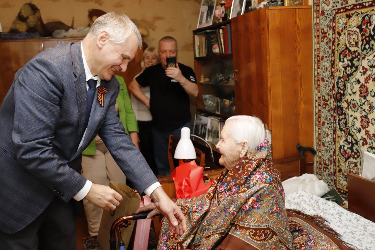 Глава городского округа Фрязино Дмитрий Воробьев вместе с председателем Совета депутатов Еленой Романовой навестили ветерана Великой Отечественной войны, труженицу тыла