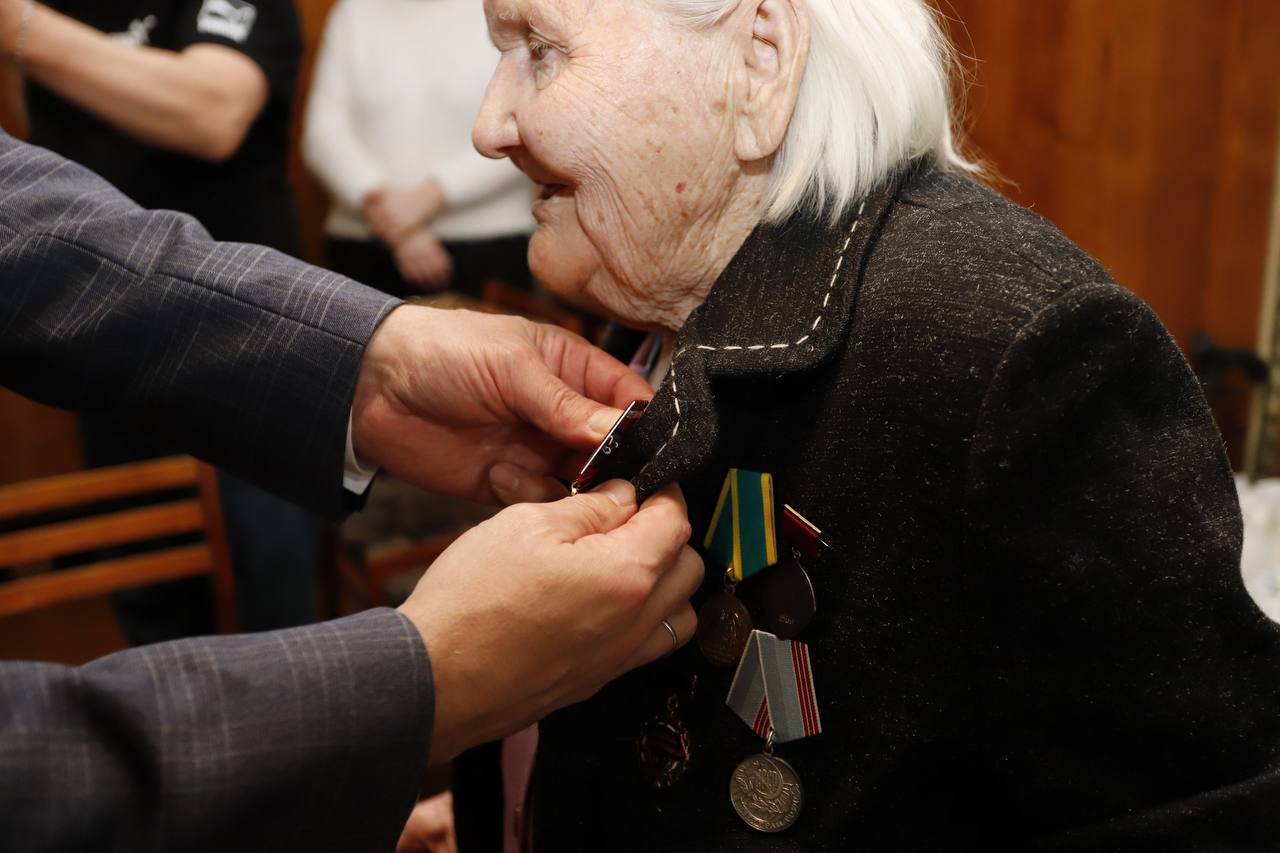 Глава городского округа Фрязино Дмитрий Воробьев вместе с председателем Совета депутатов Еленой Романовой навестили ветерана Великой Отечественной войны, труженицу тыла