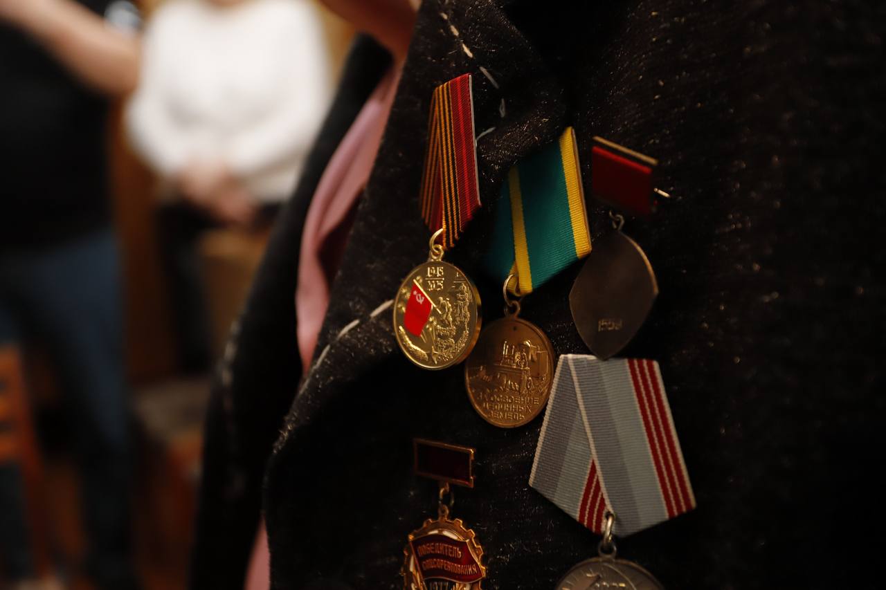 Глава городского округа Фрязино Дмитрий Воробьев вместе с председателем Совета депутатов Еленой Романовой навестили ветерана Великой Отечественной войны, труженицу тыла