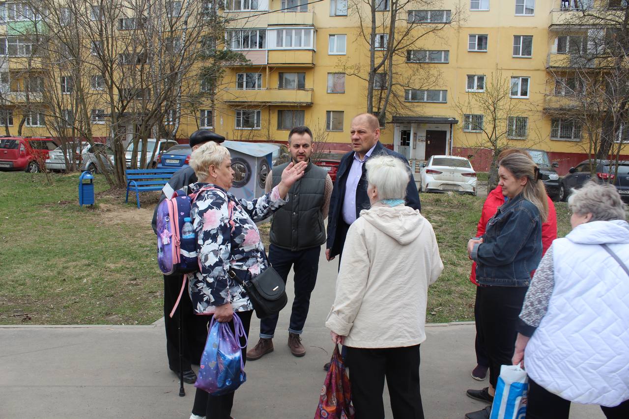Заместитель главы Антон Тропин провел обход закрепленной территории и встретился с жителями Фрязино