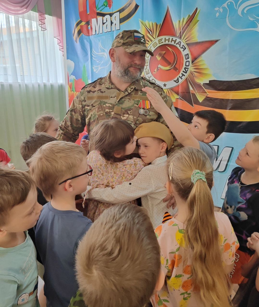 Сегодня в дошкольном отделении МБОУ СОШ №1 им. Героя Советского Союза И.И. Иванова (ул. Институтская, 2А) состоялась волнующая встреча с участником специальной военной операции, рядовым мотострелковых войск Павлом Викторовичем Костеневкиным. Павел Викторович рассказал ребятам о важном значении СВО, о любви к Родине и готовности защищать родных и близких. Он поделился историями о мужестве и героизме своих сослуживцев, рассказал, какими качествами должен обладать современный солдат и как важно преодолевать трудности войны. Настоящий герой нашего времени подчеркнул, что поддержка и вера в победу родных и всей страны помогают справиться со всеми трудностями на передовой и поддерживают боевой дух. Урок мужества прошел в теплой и дружеской обстановке. Ребята увидели на конкретном примере, что герои живут рядом, и что мужество, храбрость и любовь к Родине &ndash; это качества настоящего патриота и гражданина России. В завершение мероприятия дошкольники прочитали стихи о Родине и Дне Победы, передали на фронт открытки и письма, сделанные своими руками для наших бойцов.