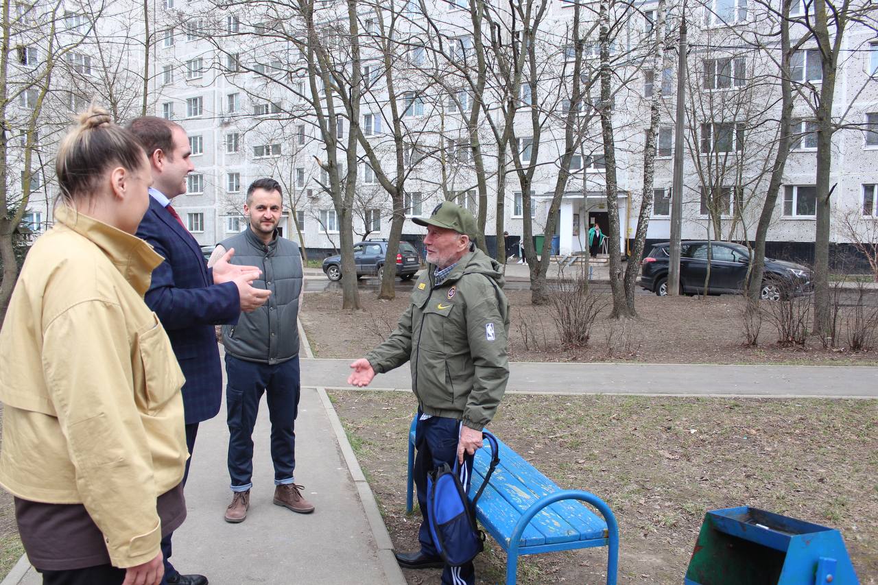 Заместитель главы городского округа Фрязино Артем Вольчак встретился с жителями дома 11 по проезду Десантников в рамках традиционного обхода закрепленной территории