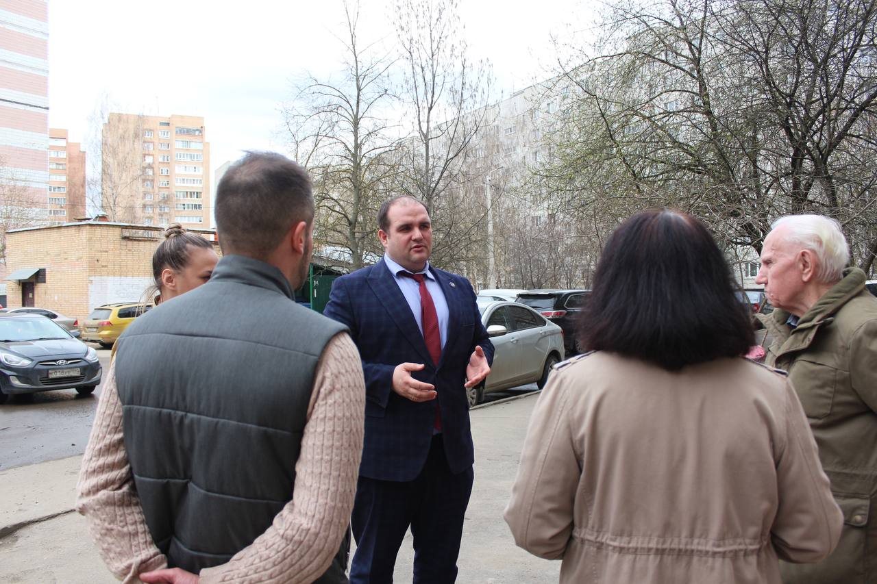 Заместитель главы городского округа Фрязино Артем Вольчак встретился с жителями дома 11 по проезду Десантников в рамках традиционного обхода закрепленной территории