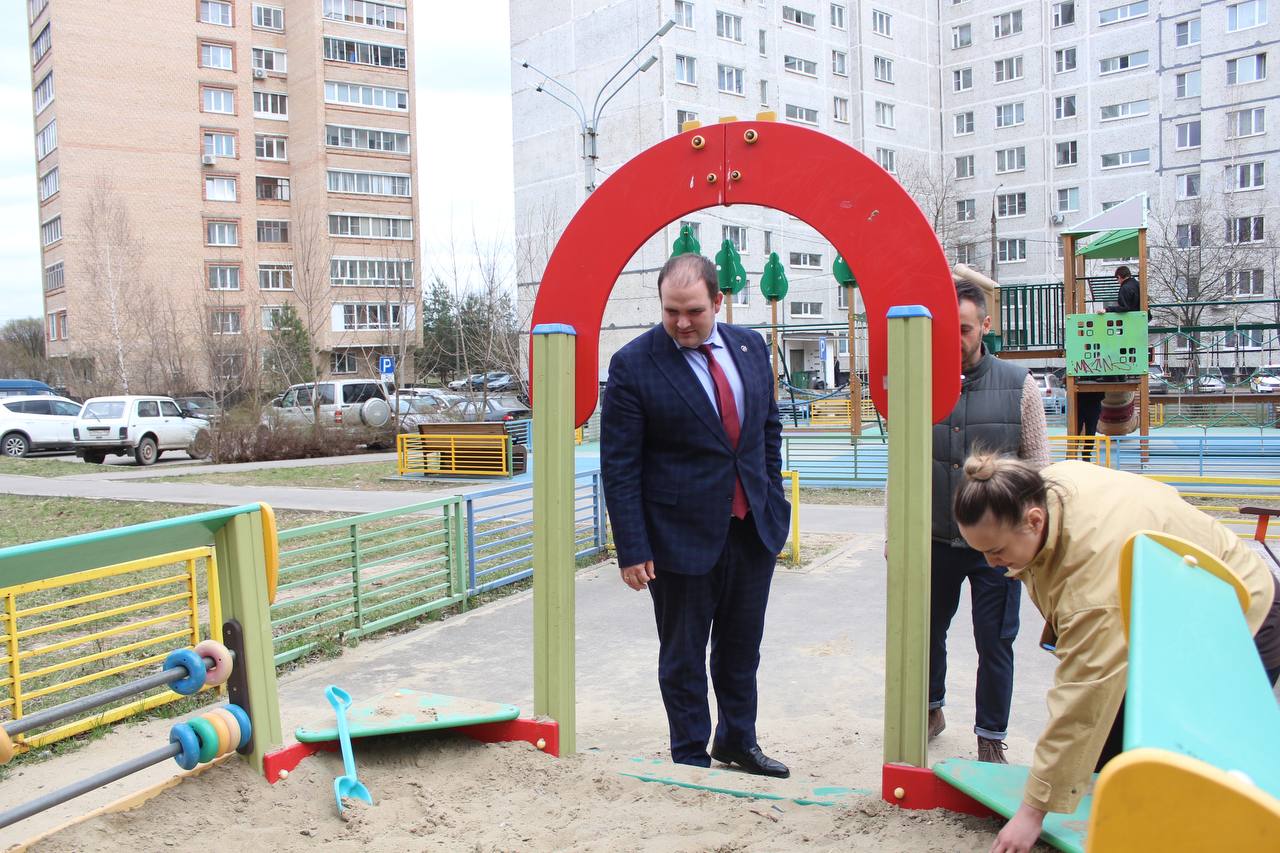 Заместитель главы городского округа Фрязино Артем Вольчак встретился с жителями дома 11 по проезду Десантников в рамках традиционного обхода закрепленной территории