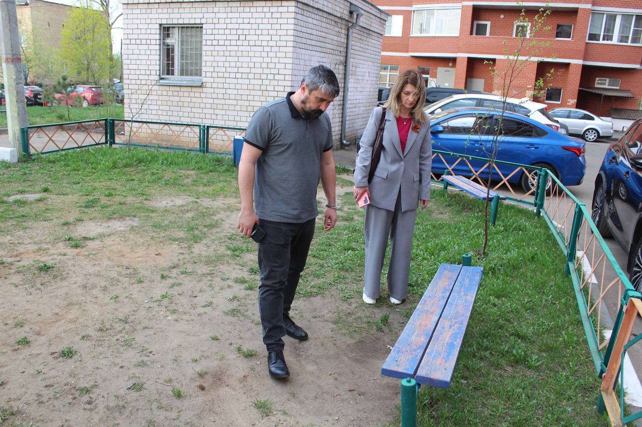 Заместитель главы городского округа Фрязино Виктория Оганезова совместно с депутатом Совета депутатов Сергеем Заком и представителями МБУ "Городское хозяйство" провела обход закрепленной территории