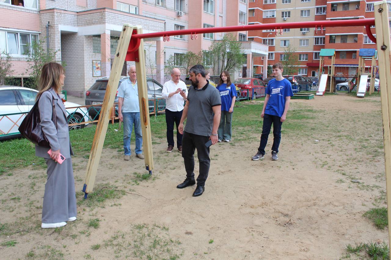 Заместитель главы городского округа Фрязино Виктория Оганезова совместно с депутатом Совета депутатов Сергеем Заком и представителями МБУ "Городское хозяйство" провела обход закрепленной территории