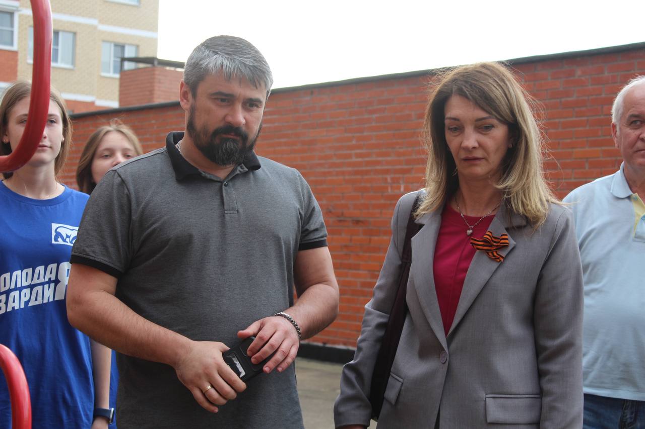 Заместитель главы городского округа Фрязино Виктория Оганезова совместно с депутатом Совета депутатов Сергеем Заком и представителями МБУ "Городское хозяйство" провела обход закрепленной территории