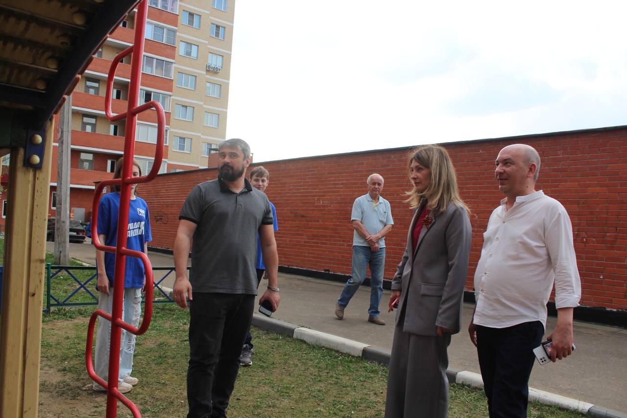 Заместитель главы городского округа Фрязино Виктория Оганезова совместно с депутатом Совета депутатов Сергеем Заком и представителями МБУ "Городское хозяйство" провела обход закрепленной территории