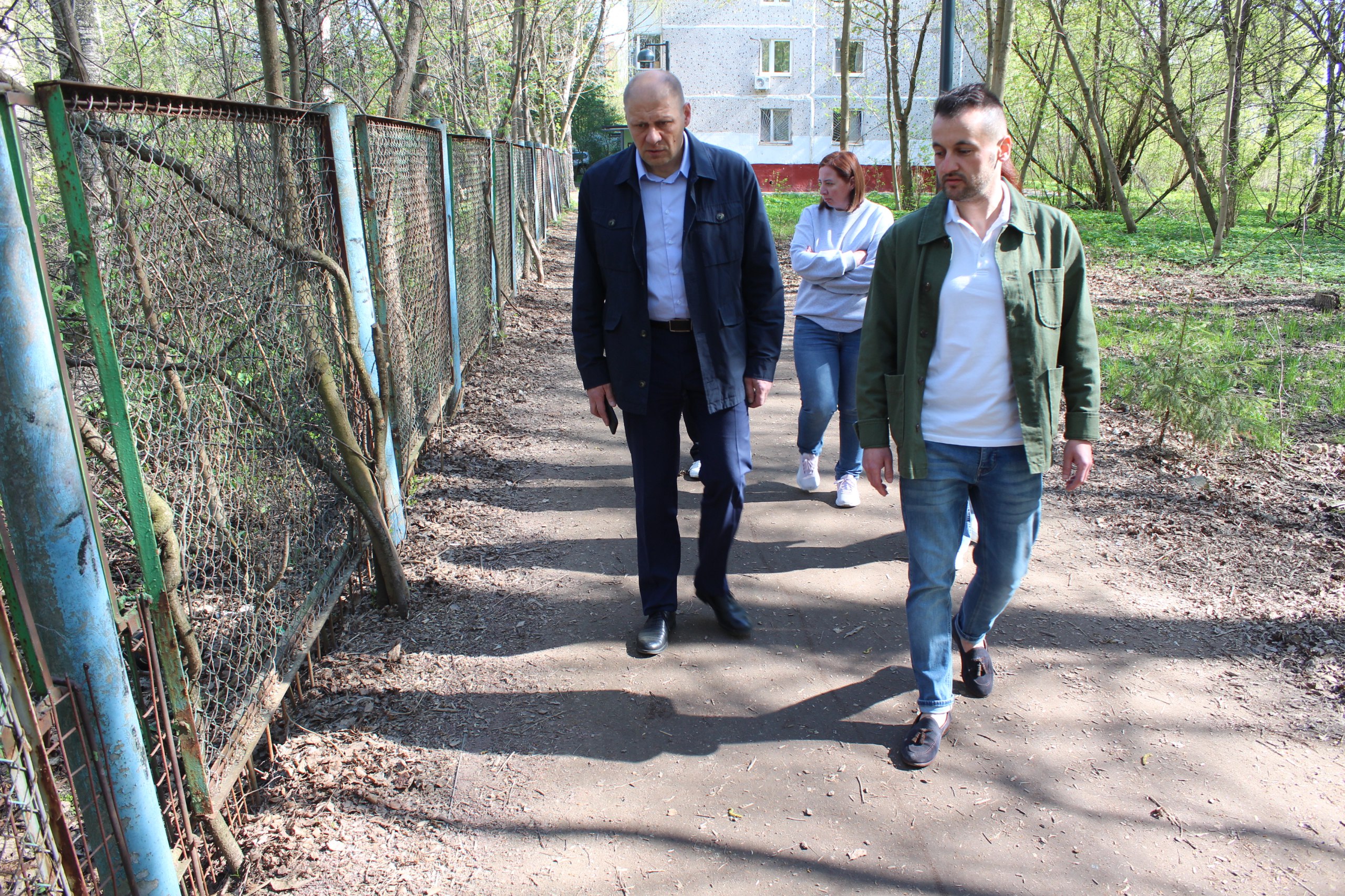 Заместитель главы городского округа Фрязино Антон Тропин совместно с представителями МБУ "Городское хозяйство" встретился сегодня с жителями закрепленной территории у дома №16 по улице Полевая